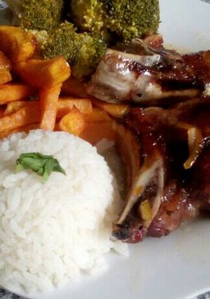 Una foto de Cerdo a la naranja con saltado de brócoli