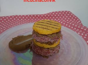 Foto di Medaglioni grigliati di polenta, cotechino e lenticchie alle due