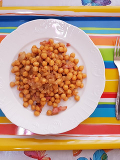Una foto de Garbanzos salteaditos con bacon, cebollita y ajo