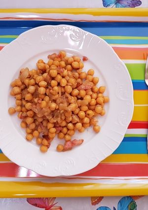 Foto principal de Garbanzos salteaditos con bacon, cebollita y ajo