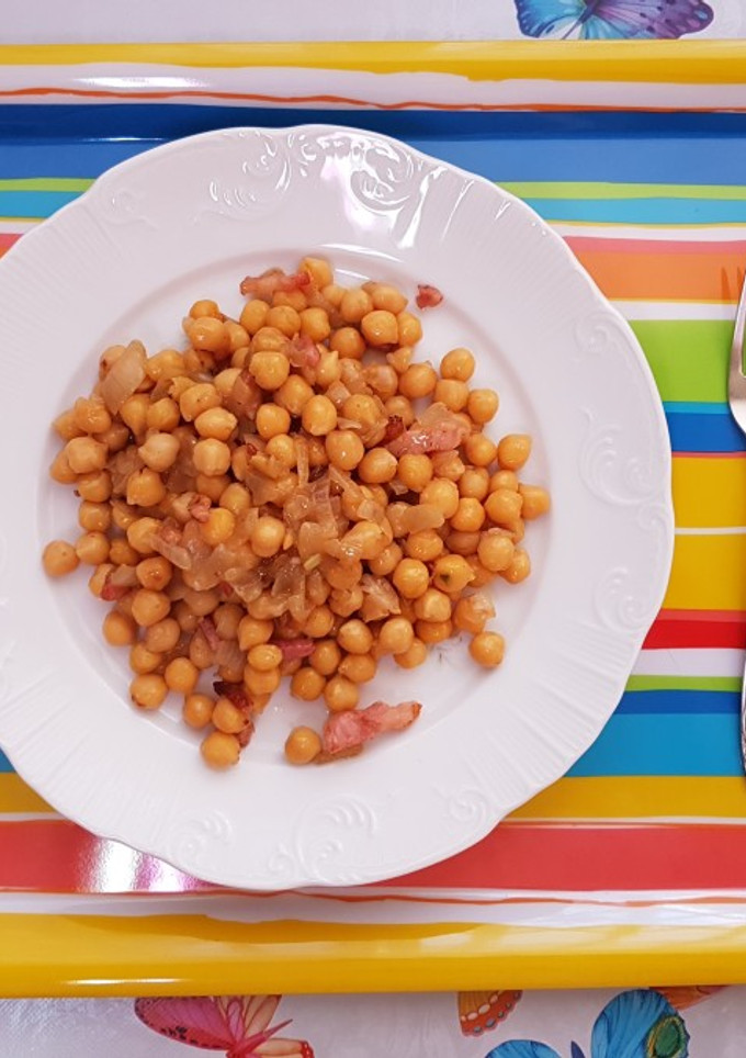 Una foto de Garbanzos salteaditos con bacon, cebollita y ajo