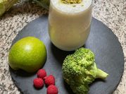 Une photo de smoothie blender légume