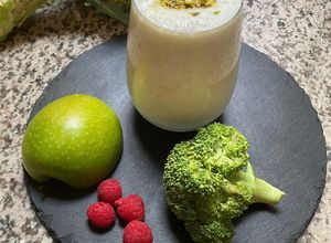 Une photo de 🥦Smoothie 🥦brocoli 🍏pomme verte🍋‍🟩citron vert🍋