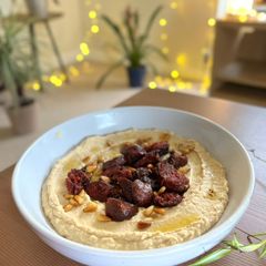 Sujuk with hummus A picture of Sujuk with hummus.