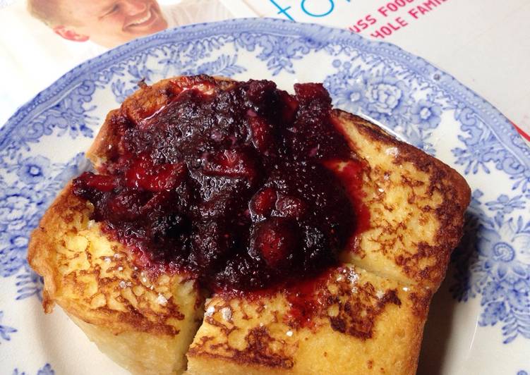 French toast & fresh berries sauce