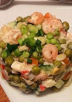 Фото "Оливье" с морепродуктами на новогодний стол.