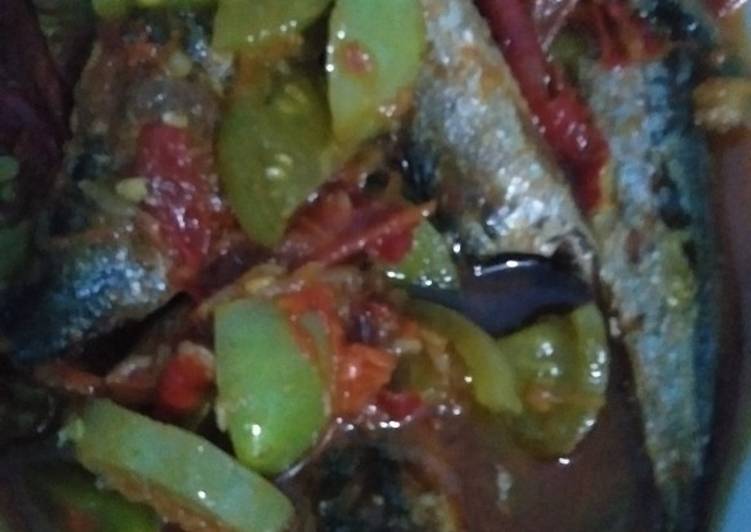 Sambal asam manis ikan keranjang