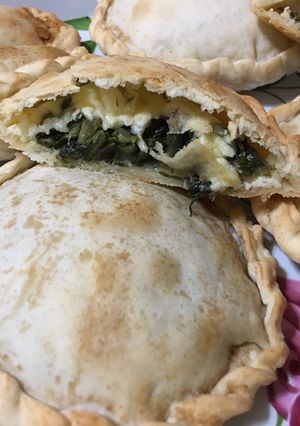 Una foto de Empanadas de acelga plato volador