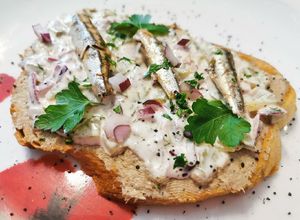 Szardellakémes pirítós recept fotója