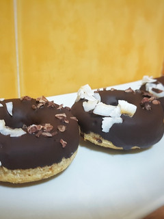 Una foto de Donuts de chirimoya, coco y chocolate