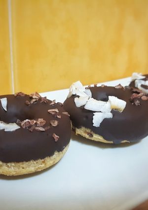 Una foto de Donuts de chirimoya, coco y chocolate