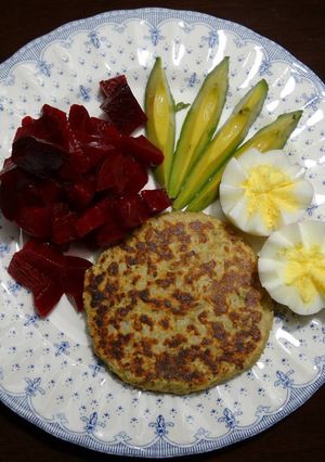 Una foto de Hamburguesa de arroz yamaní, atún y arvejas con remolacha, palta y huevo