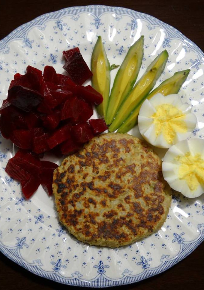 Una foto de Hamburguesa de arroz yamaní, atún y arvejas con remolacha, palta y huevo