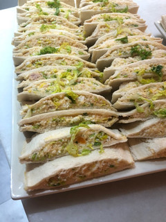 Una foto de Sándwich vegetal de huevo y atún