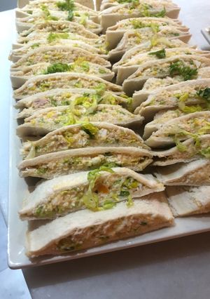 Una foto de Sándwich vegetal de huevo y atún