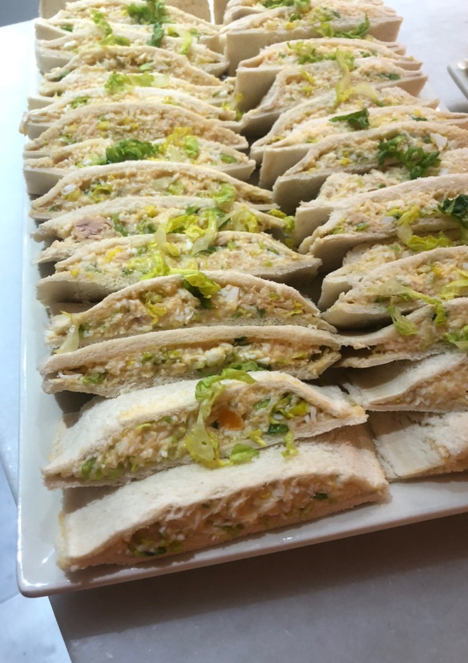 Una foto de Sándwich vegetal de huevo y atún