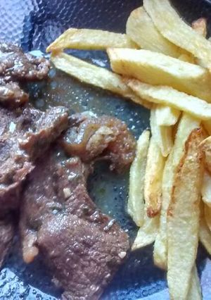 Una foto de Churrasco al limón con papas fritas 🍋