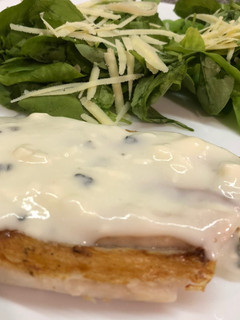 Una foto de Filet a la plancheta con salsa de roquefort