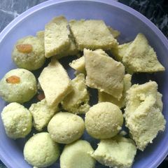 Ladoo and burfi A picture of Ladoo and burfi.
