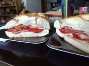 Una foto de baguettes con lomo