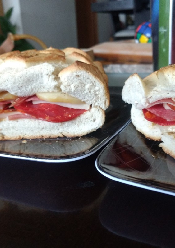 Una foto de Torta de carnes frías y quesos