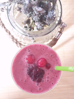 Una foto de Smoothie frutos del bosque fit con leche de espelta 🍓