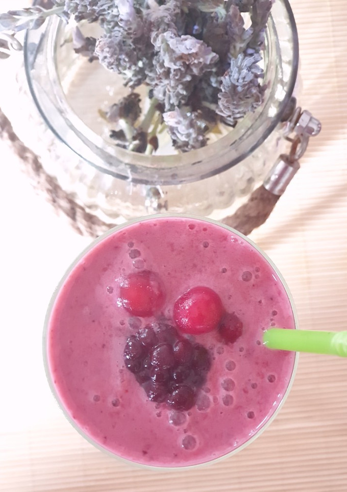 Una foto de Smoothie frutos del bosque fit con leche de espelta 🍓