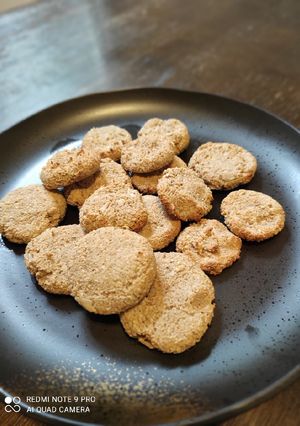 A picture of Oat cookie with coconut 🥥 and banana 🍌.