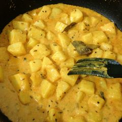 A picture of Chatpatey Aloo (Potatoes in a tangy spicy gravy).