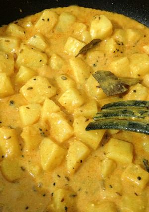 A picture of Chatpatey Aloo (Potatoes in a tangy spicy gravy).