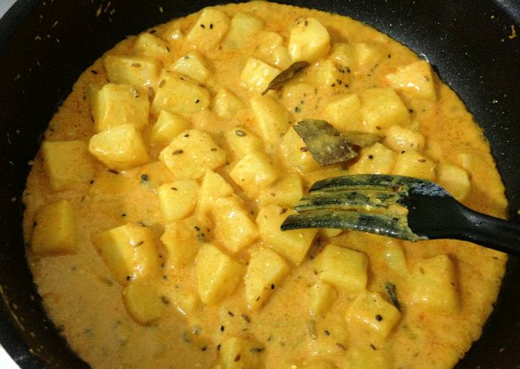 How to Make Favorite Chatpatey Aloo (Potatoes in a tangy spicy gravy)