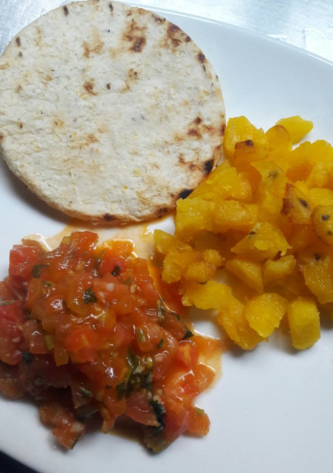 Una foto de Desayuno con papa criolla y 🍅