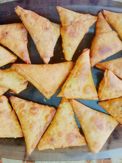 வெஜிடபிள் சமோசா (Vegetable samosa recipe in tamil) செய்முறை முக்கிய புகைப்படம்