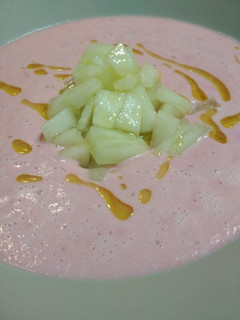 Una foto de Sopa rosa de pepino y yogurt