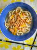 Noodles con zucca e uova alla curcuma