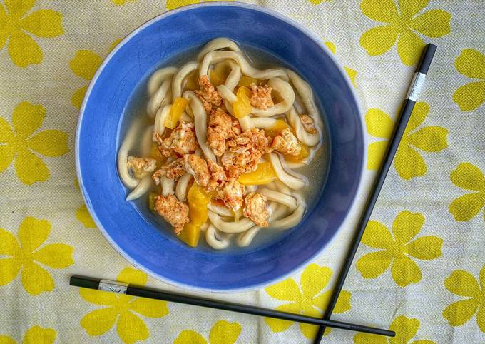 Noodles con zucca e uova alla curcuma