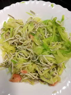 Una foto de Tallarines de Calabacín con gulas y salmón