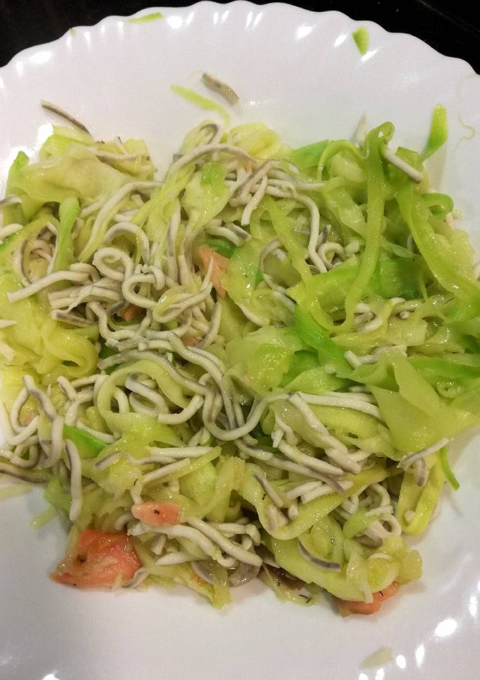 Una foto de Tallarines de Calabacín con gulas y salmón