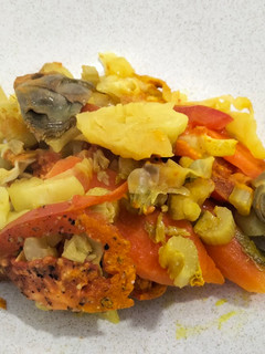Una foto de Pechuga y verduras a la cúrcuma