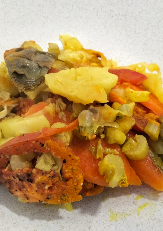 Una foto de Pechuga y verduras a la cúrcuma