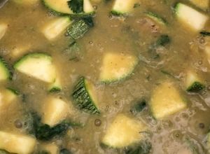 Una foto de Habas verdes con calabacitas 💚