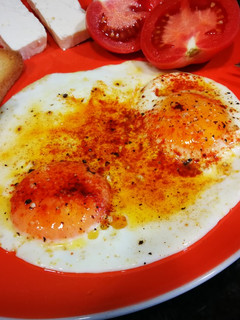 Una foto de Huevos fritos con lluvia de pimentón ahumado de la Vera y queso