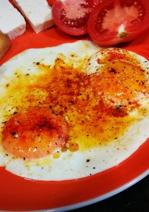 Foto principal de Huevos fritos con lluvia de pimentón ahumado de la Vera y queso