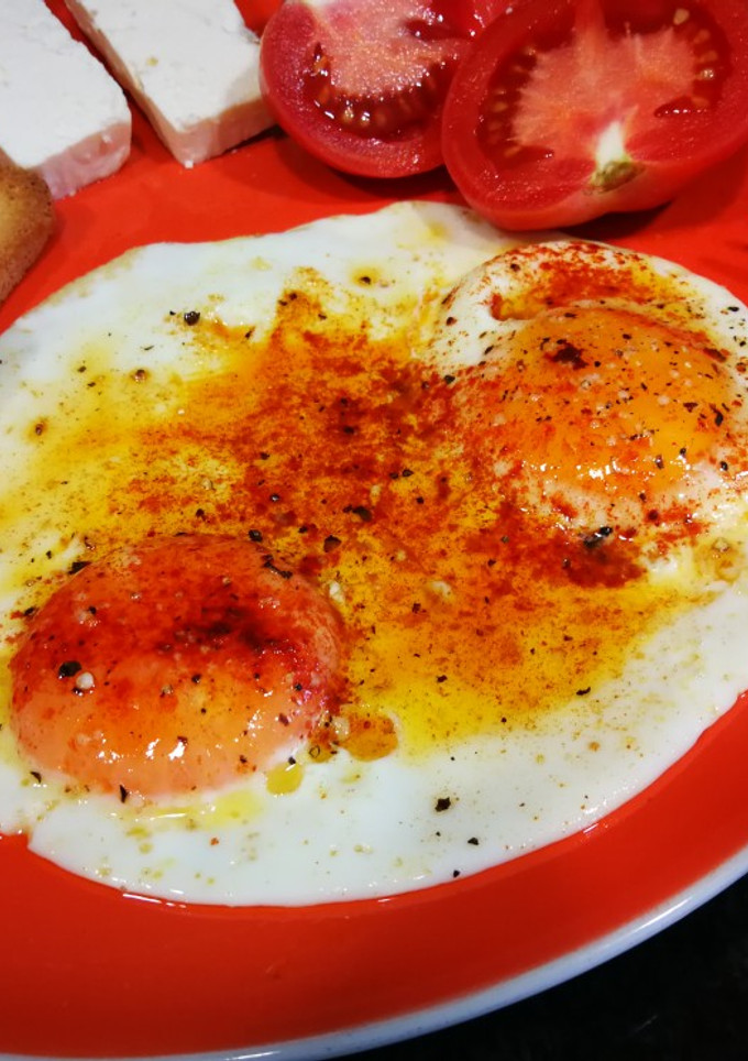 Una foto de Huevos fritos con lluvia de pimentón ahumado de la Vera y queso