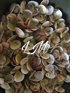 Una foto de Almejas al toque de manzanilla de Sanlúcar
