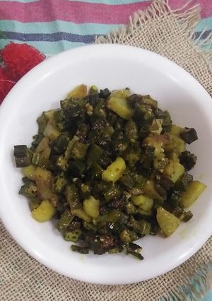 बटाटा भेंडी भाजी (batata bhendi bhaji recipe in martahi) रेसिपी चे मुख्य फोटो 