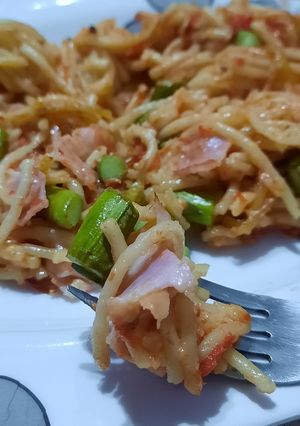 Una foto de Spaghetti con espárragos y panceta