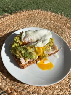 Una foto de Tostada de desayuno saludable con huevo poché