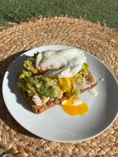 Foto principal de Tostada de desayuno saludable con huevo poché