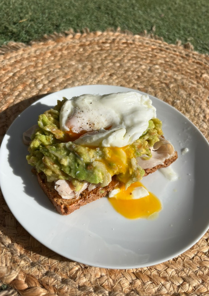Una foto de Tostada de desayuno saludable con huevo poché